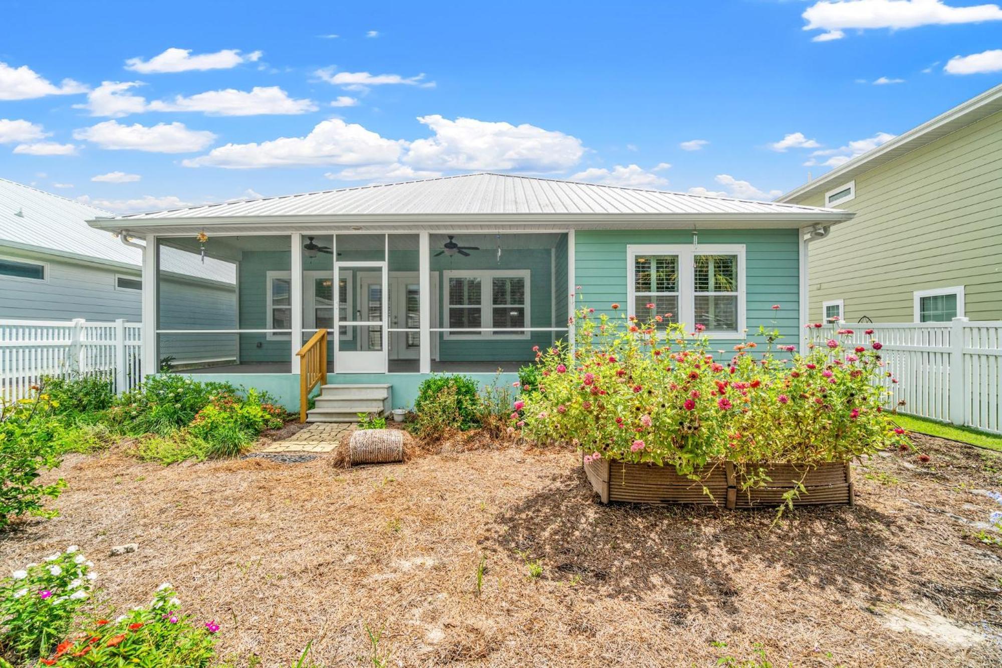 Charming Retreat, A Short Walk To Laguna Beach, With For 10! Holiday home *