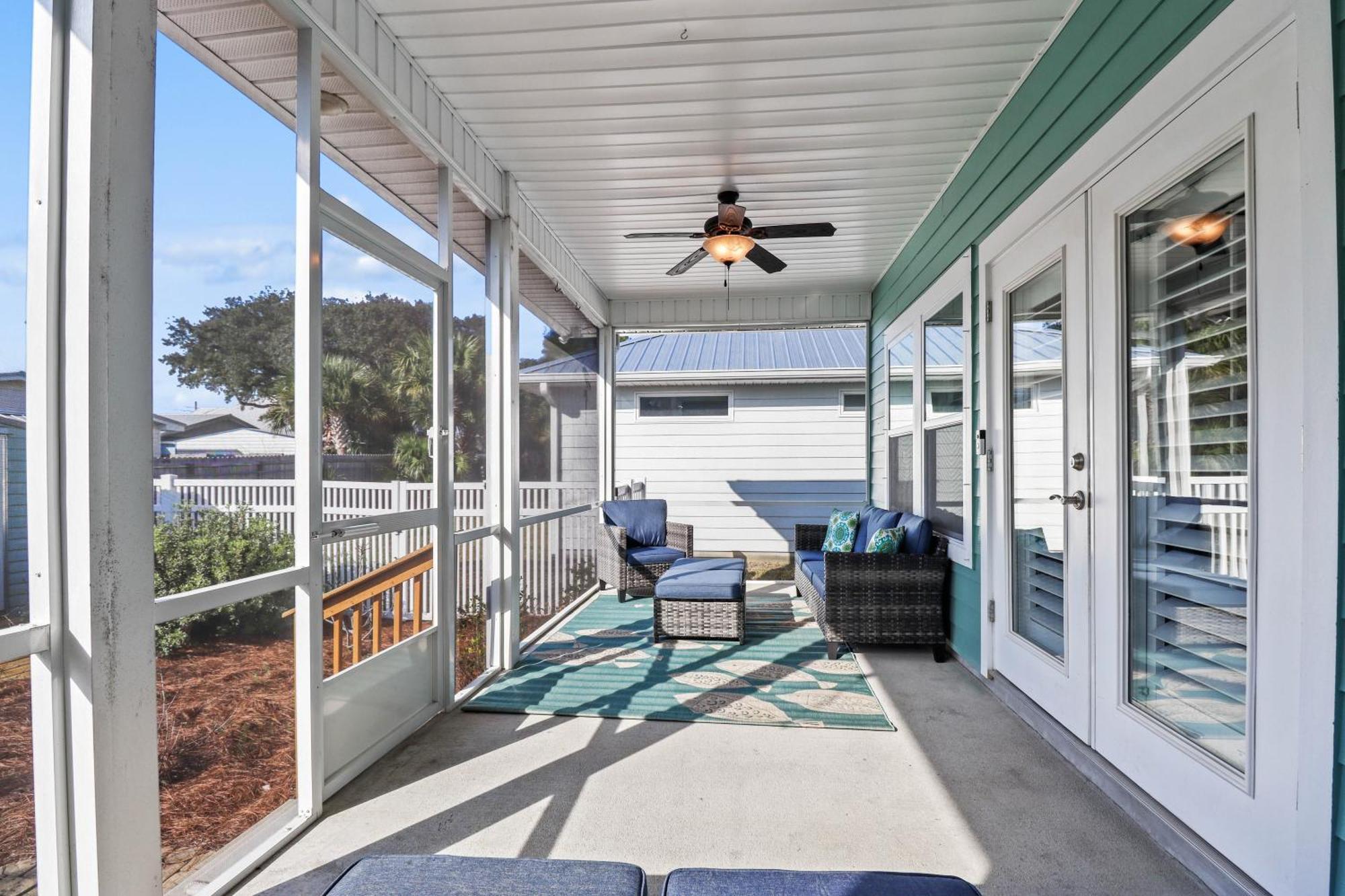 Charming Retreat, A Short Walk To Laguna Beach, With For 10! Holiday home *