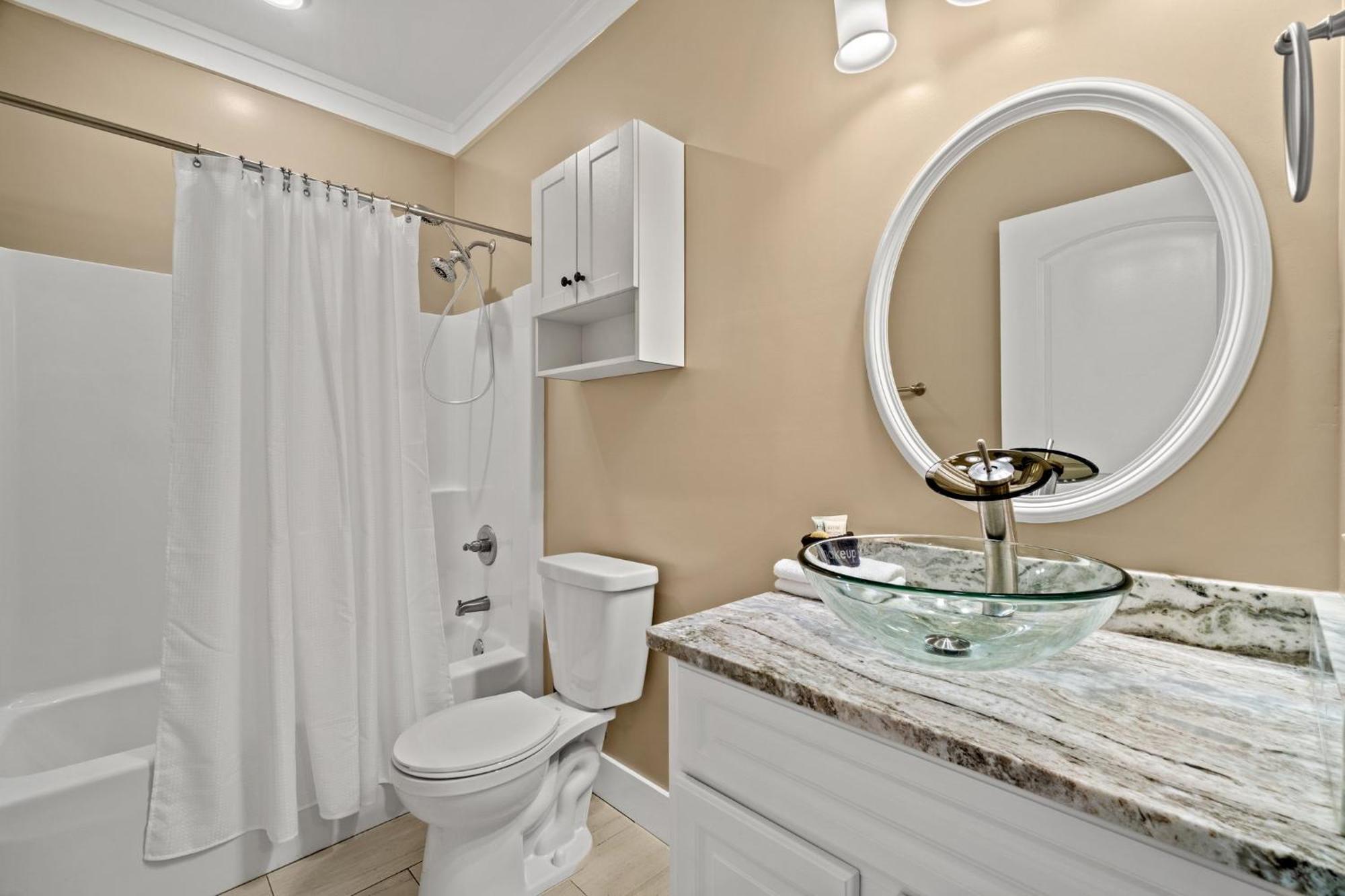Holiday home Charming Retreat, A Short Walk To Laguna Beach, With For 10!