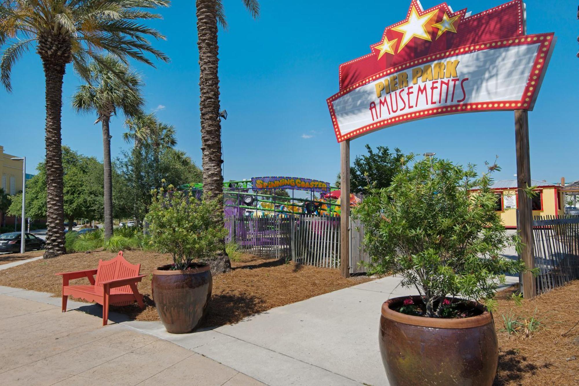 Holiday home Charming Retreat, A Short Walk To Laguna Beach, With For 10!